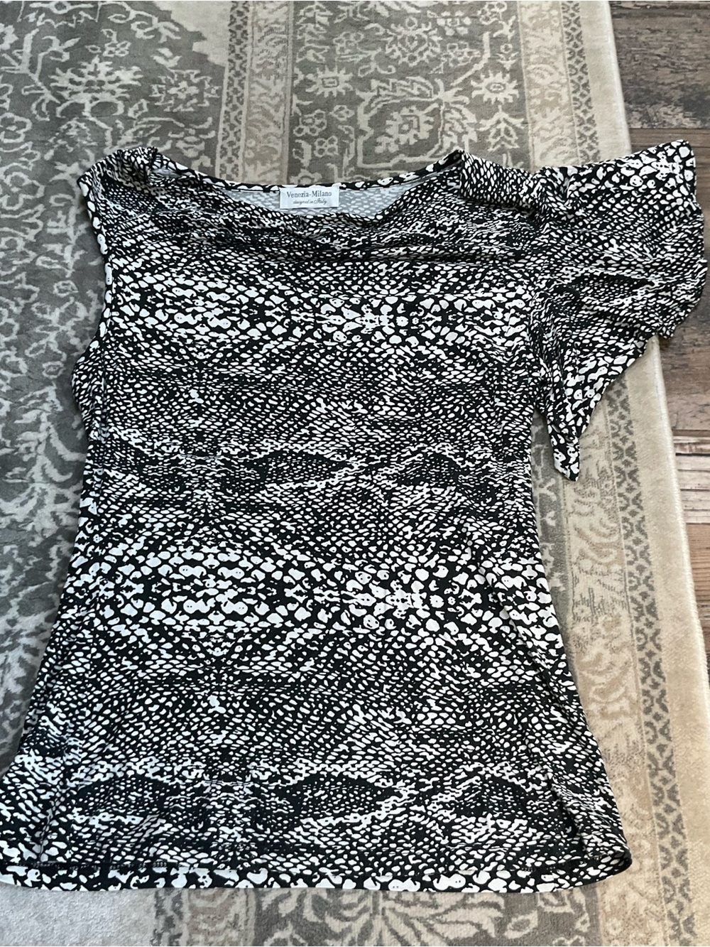 Black & White Printed One-Shoulder Tank Top
